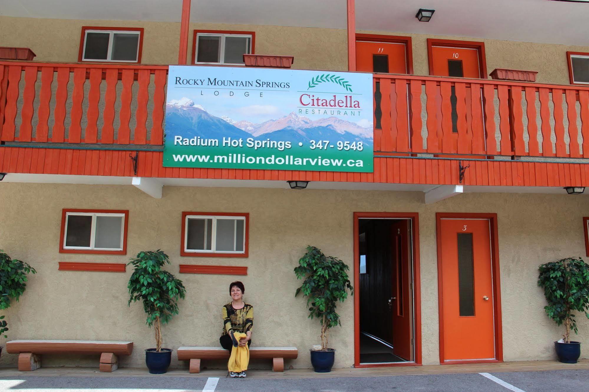 Motel Bo Radium Radium Hot Springs Bagian luar foto